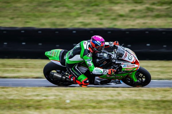 Quels sont les critères pour sélectionner un bon kit de suspension pour une moto de course ?